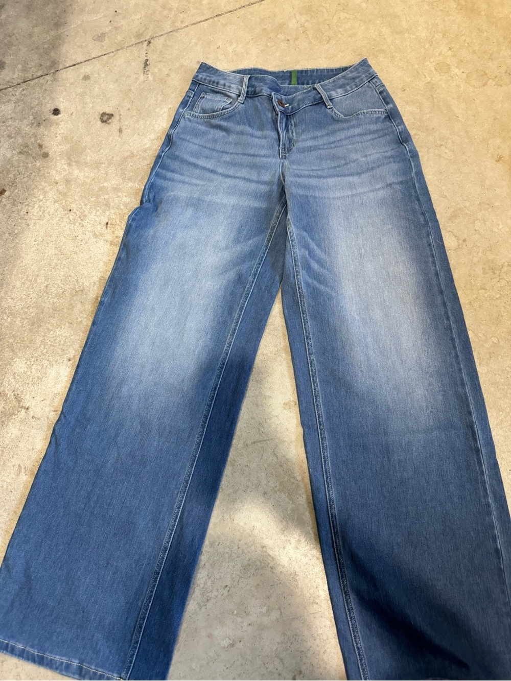 HALARA Wide-Leg Jeans in Medium Blue Wash